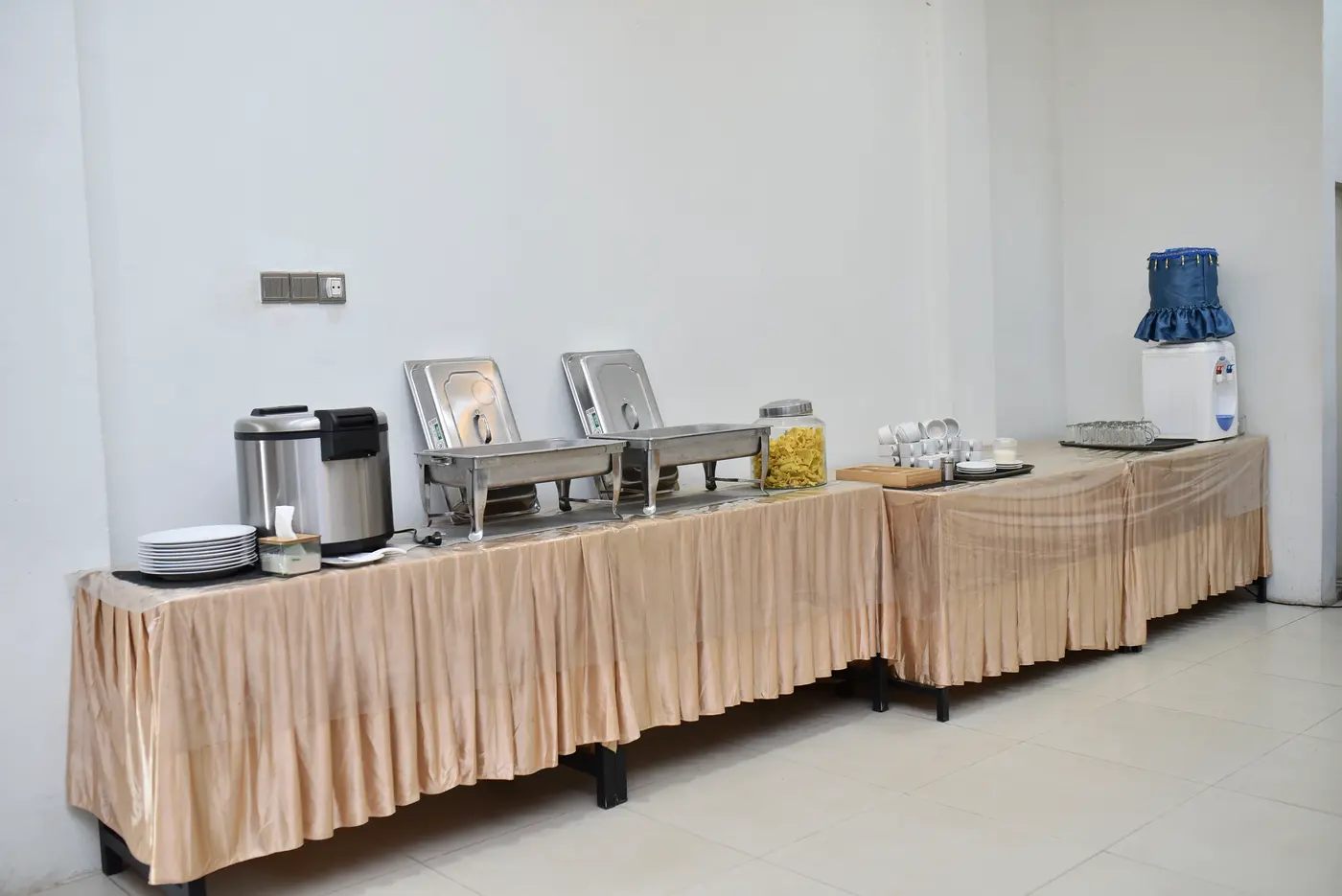 Meja prasmanan di ruang breakfast Hotel MK Mulia