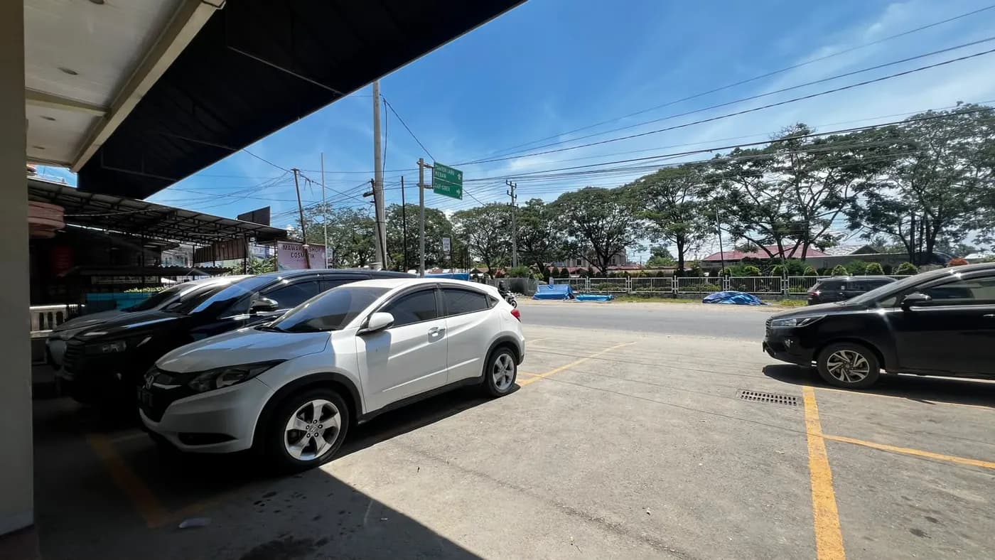 Lahan parkir di depan Hotel MK Mulia