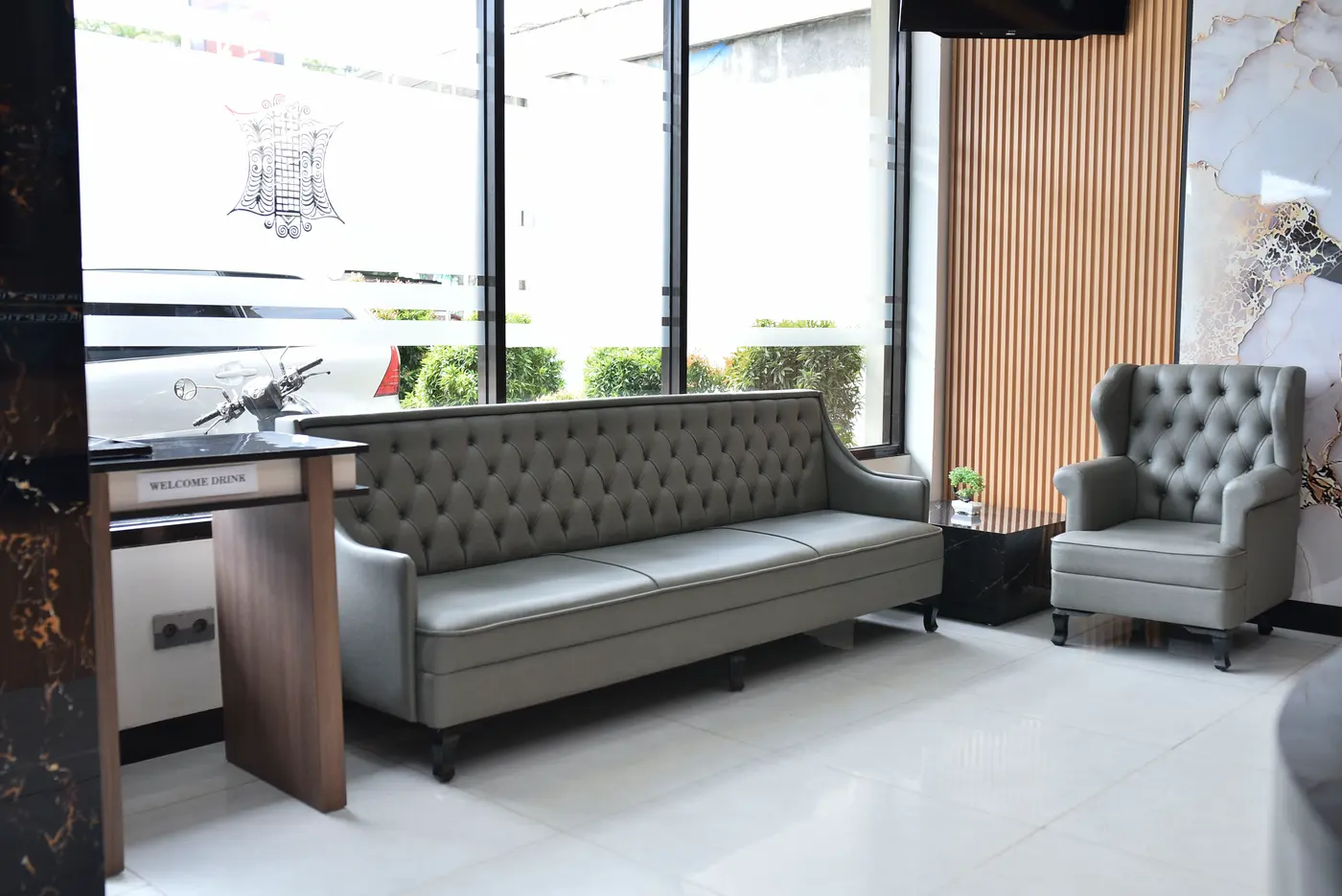 Ruang tunggu di lobi Hotel MK Mulia dengan sofa dan kursi